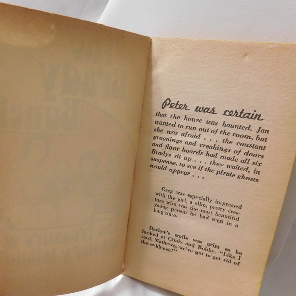 The Brady Bunch The Treasure of Mystery Island Book 1972 First Printing Vintage - Picture 3 of 6